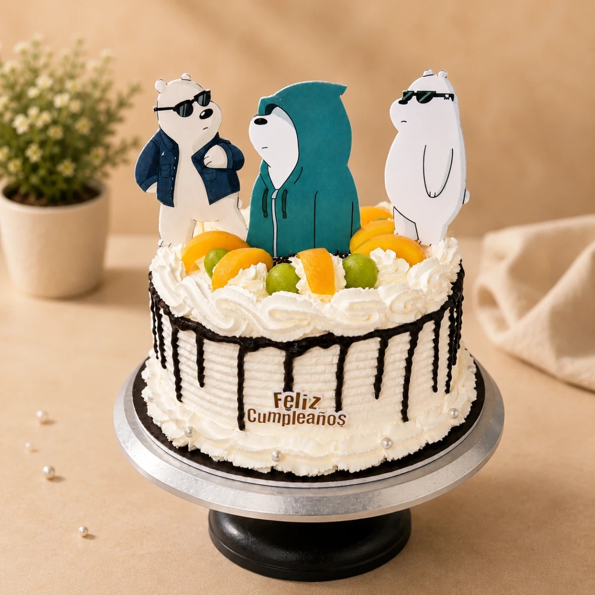 Personajes de osos sobre un pastel blanco con drip de chocolate y detalles amarillos.