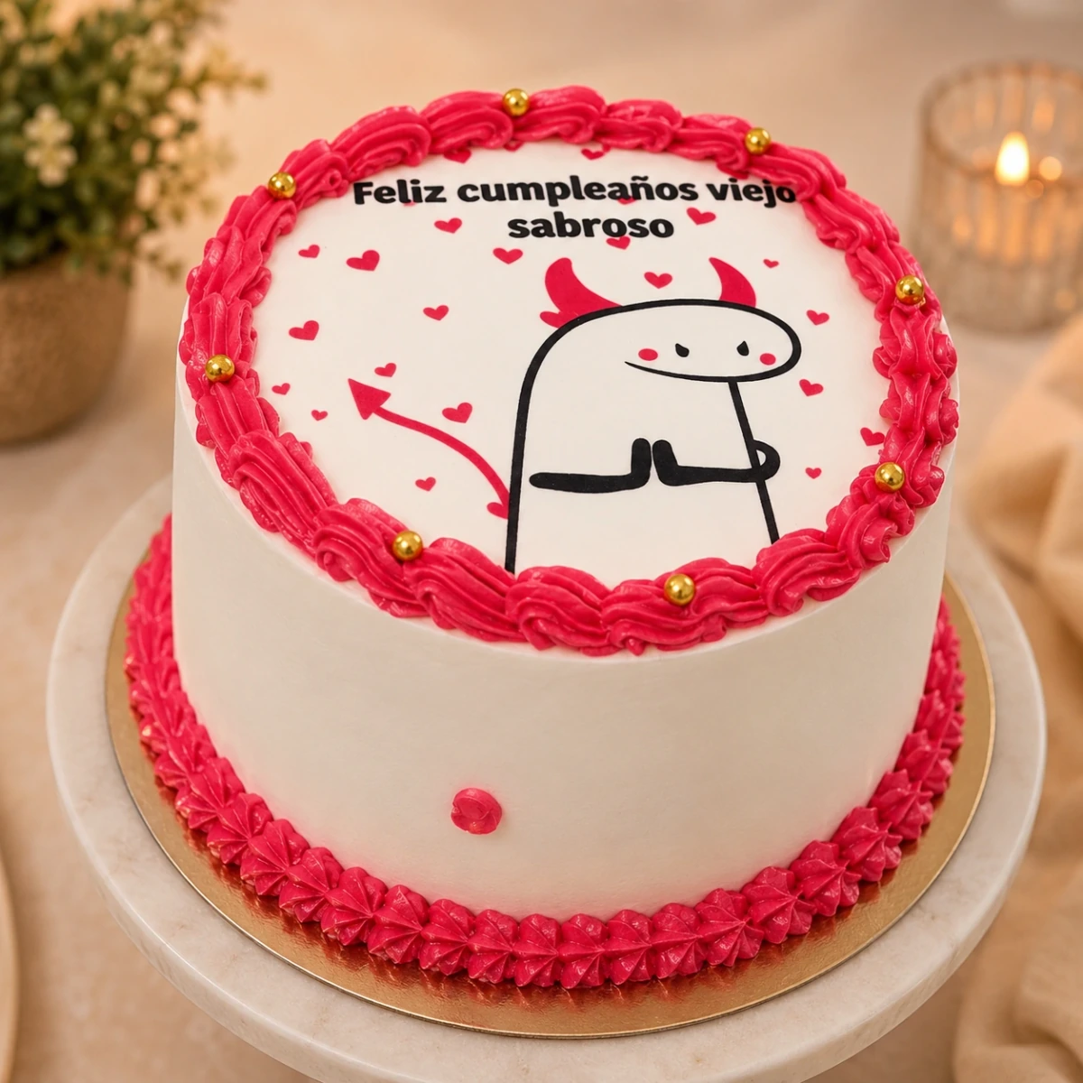 Pastel blanco con bordes fucsia, corazones y una ilustración divertida.