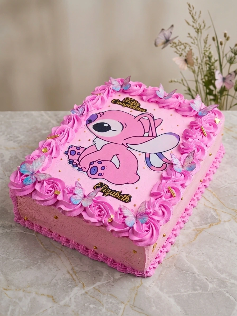 Pastel rectangular con rosetones rosados y el personaje Angel.